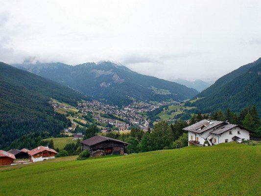24. Výhled na San Leonardo In PassiriaSt. Leonhard in Passeier. Jedná se o západní část Jižního Tyrolska. Většina obyvatel je tedy německy mluvících